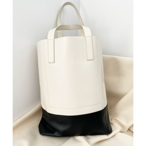 Everlane Vertical Leather Tote Bag in Black/Ivory - Picture 3 of 9